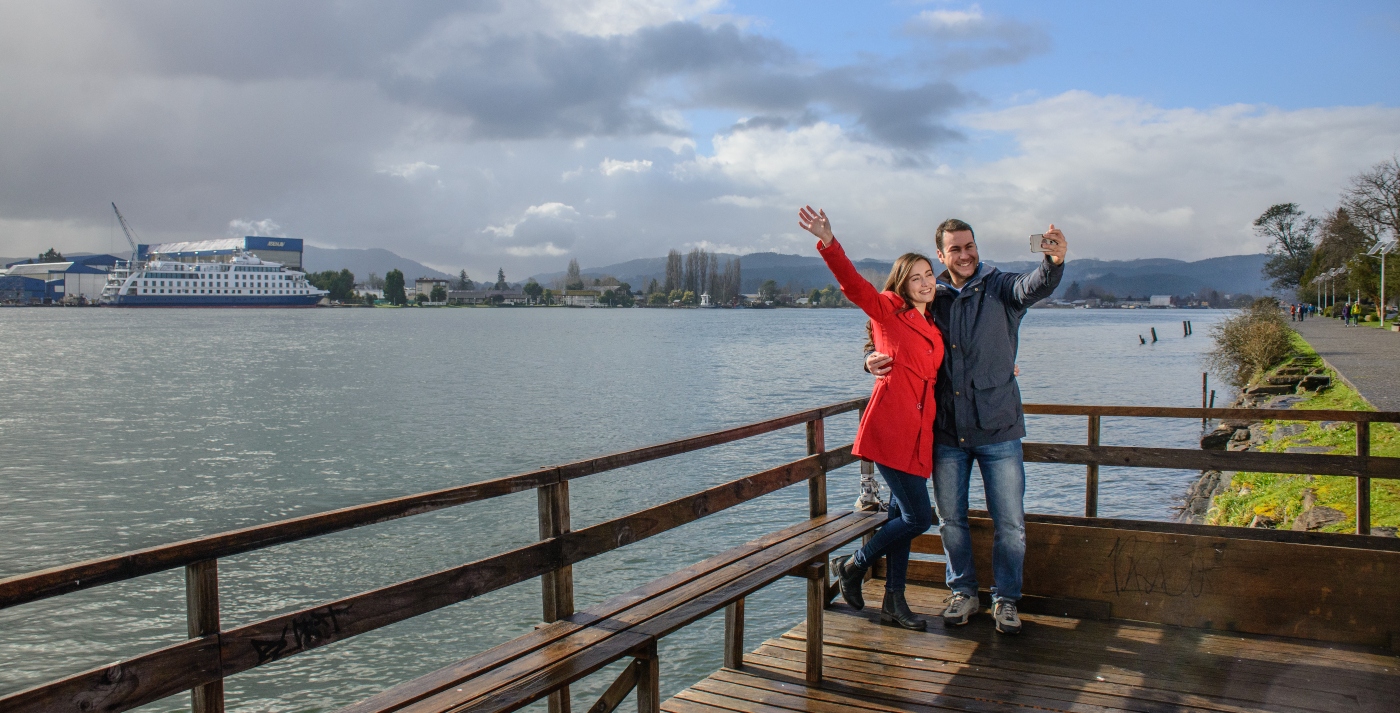 Imagen de una pareja disfrutando en el muelle de Valdivia