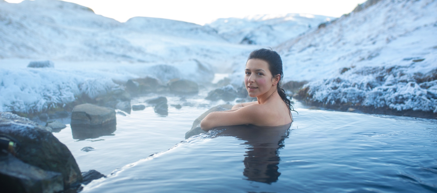 Imagen de una mujer disfrutando de las termas de Chile en invierno