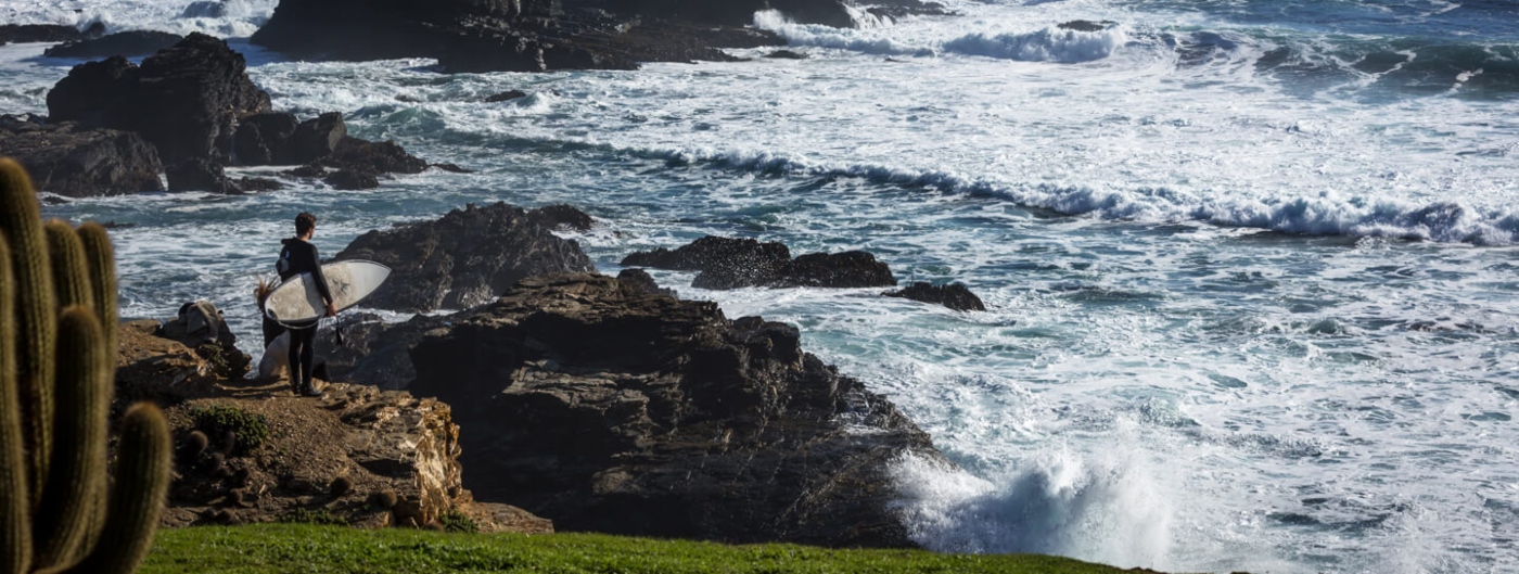 Imagen de un joven haciendo surf en Pichilemu