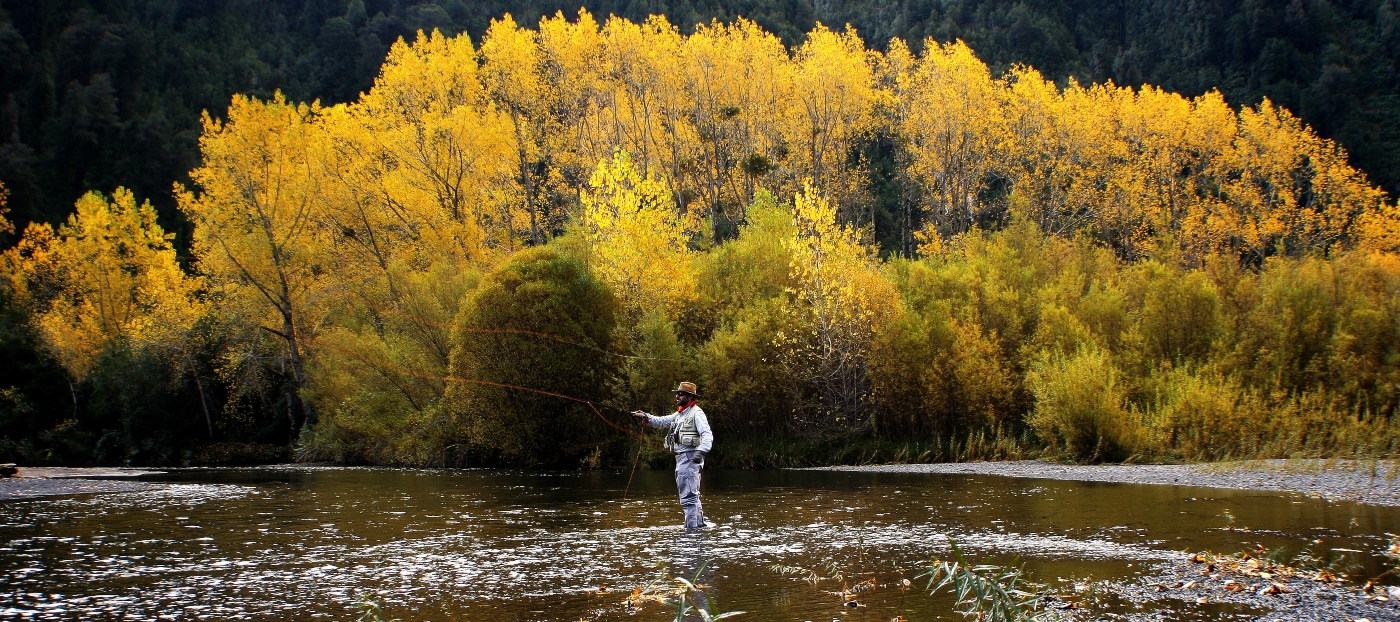 Imagen de un hombre pescando en el Parque Futangue