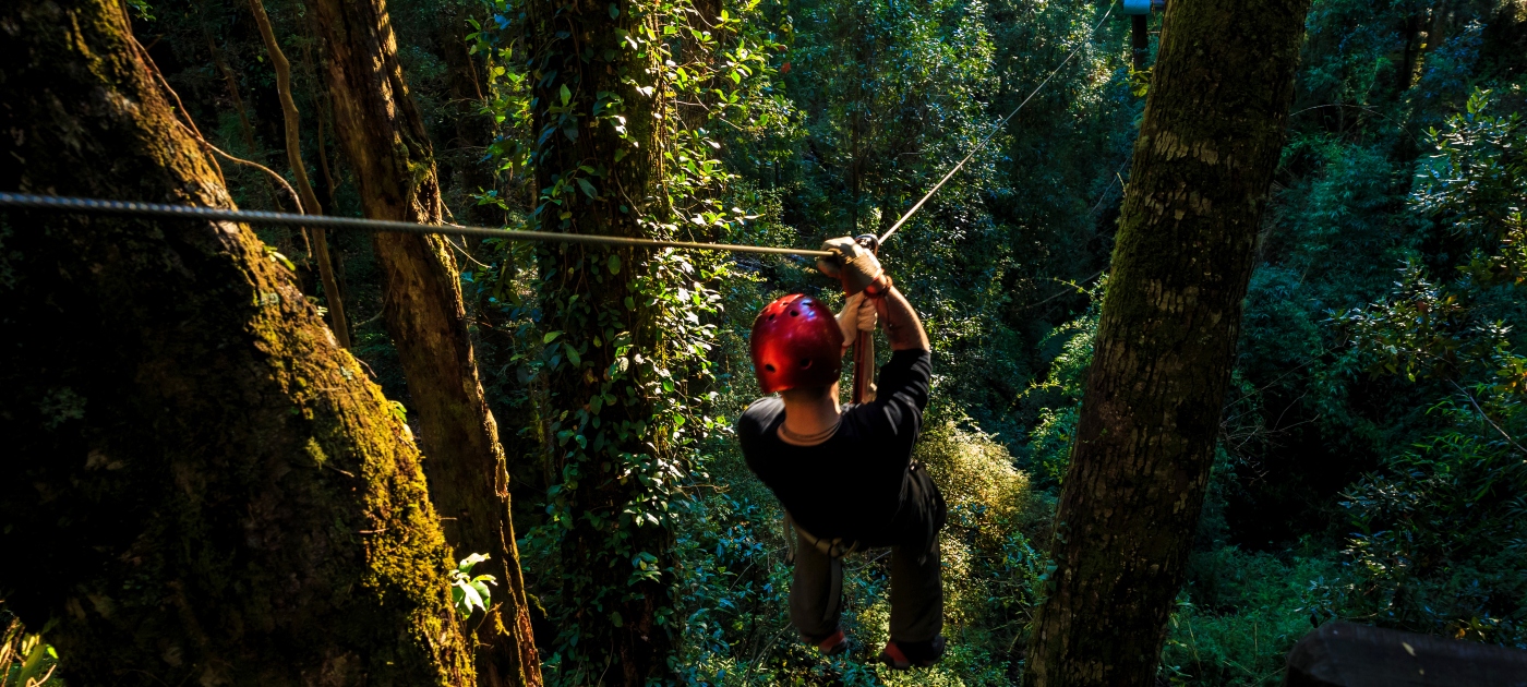 Imagen de una persona disfrutando de una paseo en canopy en el sur de Chile