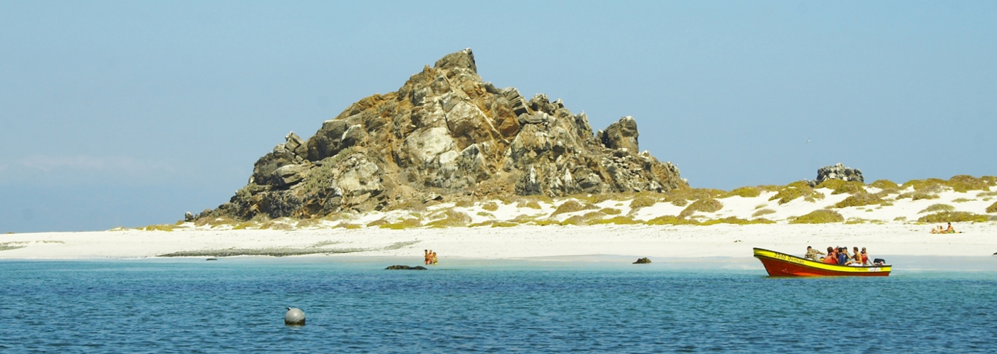 Imagen de IslaDdamas en el norte de Chile en un hermoso día soleado