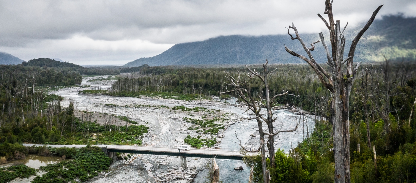 Imagen de la patagonia chilena donde se ve uno de sus ríos y naturaleza