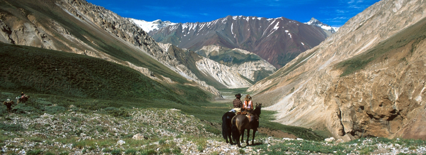 imagen de una pareja cabalgando en las cercanías del volcán de San José de Maipo