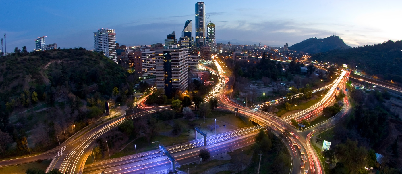 Imagen nocturna de santiago donde destacan sus luces y carreteras