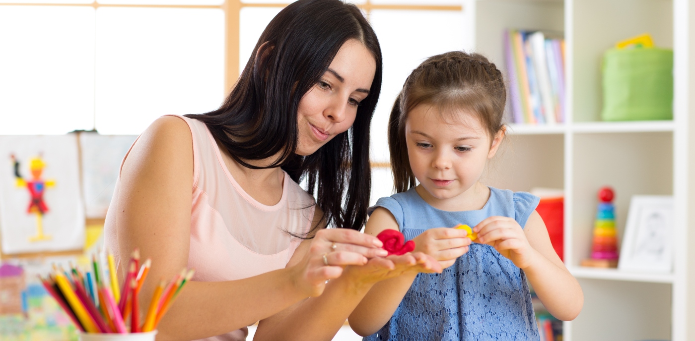 Imagen de una mujer y su hija realizando actiidades didácticas durante la cuarentena