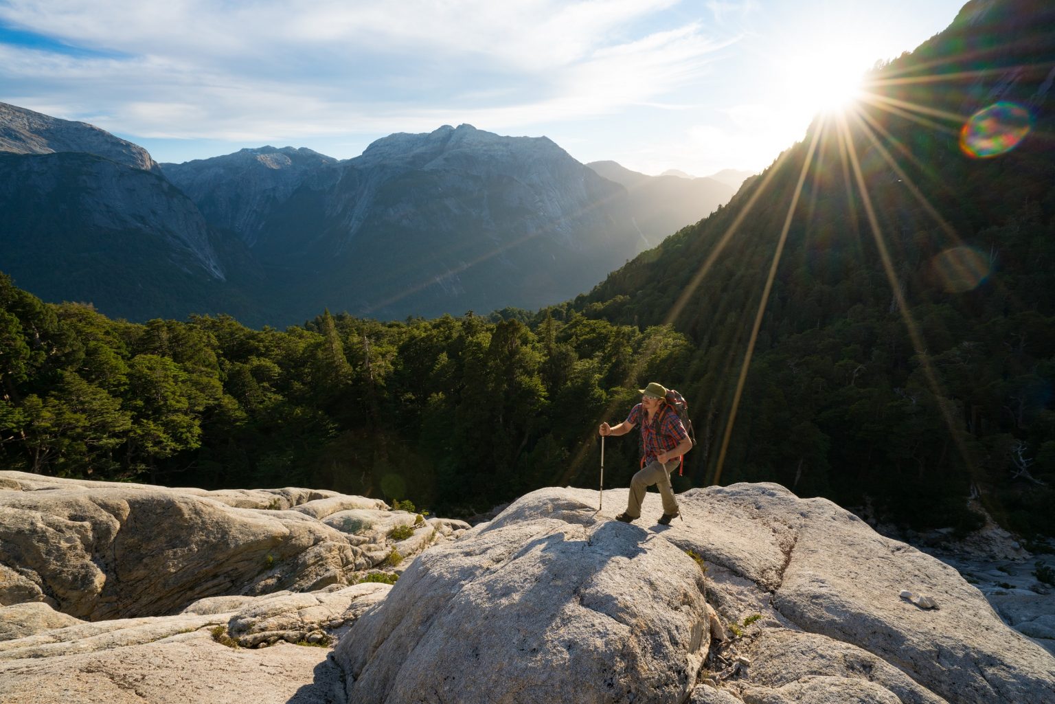 Hombre haciendo trekking