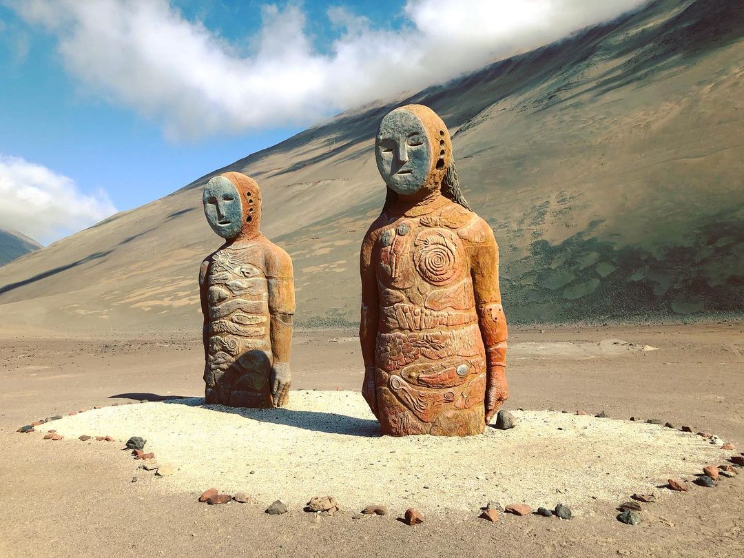 Estatuas que simbolizam um casal de múmias, cultura Chinchorro, na  localidade de Camarones