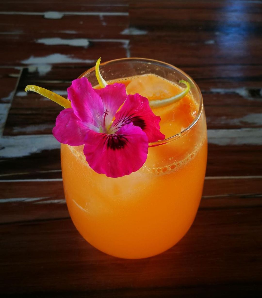 Cocktail Doña Primavera di stagione servito in un bicchiere