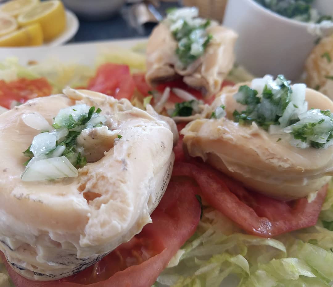 Tres locos servidos al plato con tomate y salsa verde