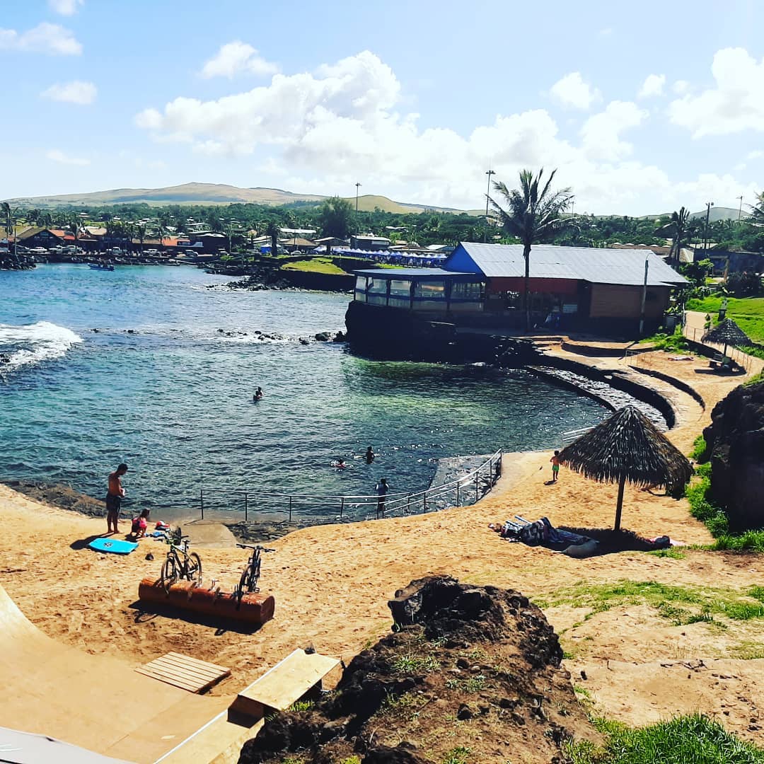 Praia Pea e piscina natural de Rapa Nui