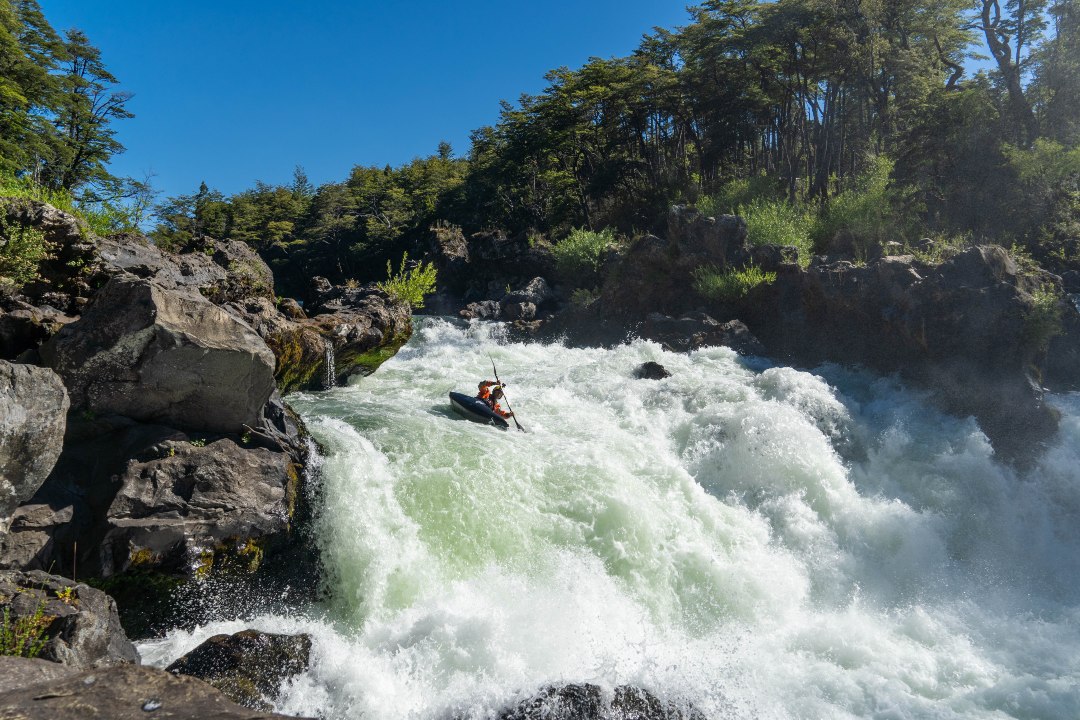 Aniol kommt einen Wasserfall im Riñinahue-Fluss hinunter, Valdivia