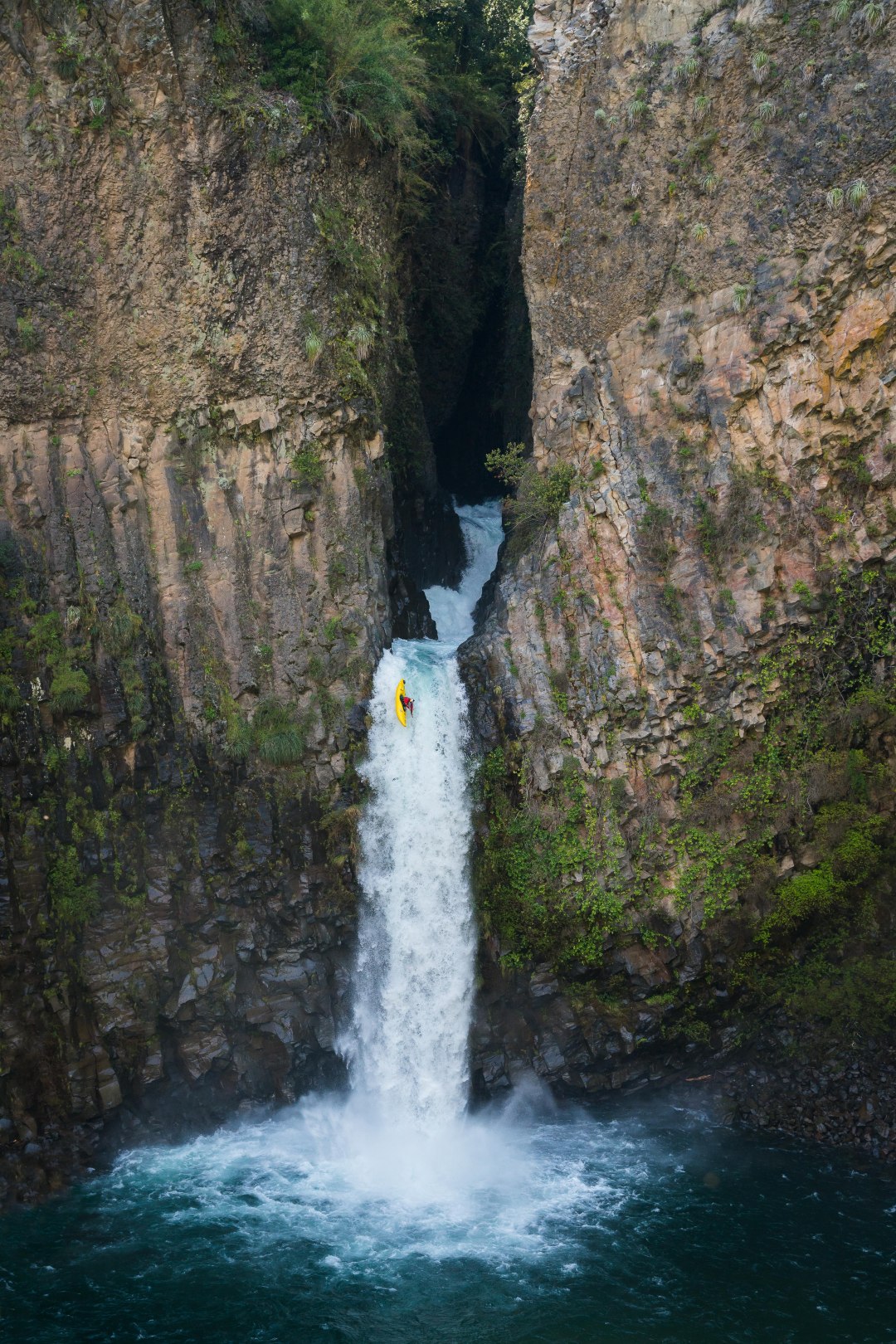 Aniol Serrasolses im Wasserfall La Leona, Río Claro, Maule-Region.