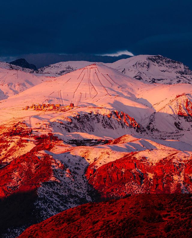 Vista do alto de um centro de esqui da Cordilheira dos Andes durante o pôr do sol