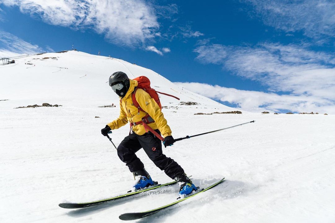 Esquiador deslizando-se pela neve