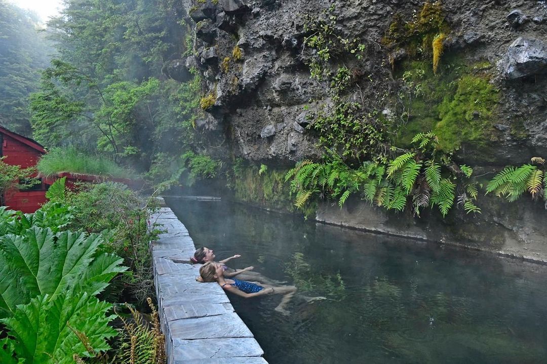 Women enjoying the thermal water at Termas Geométricas