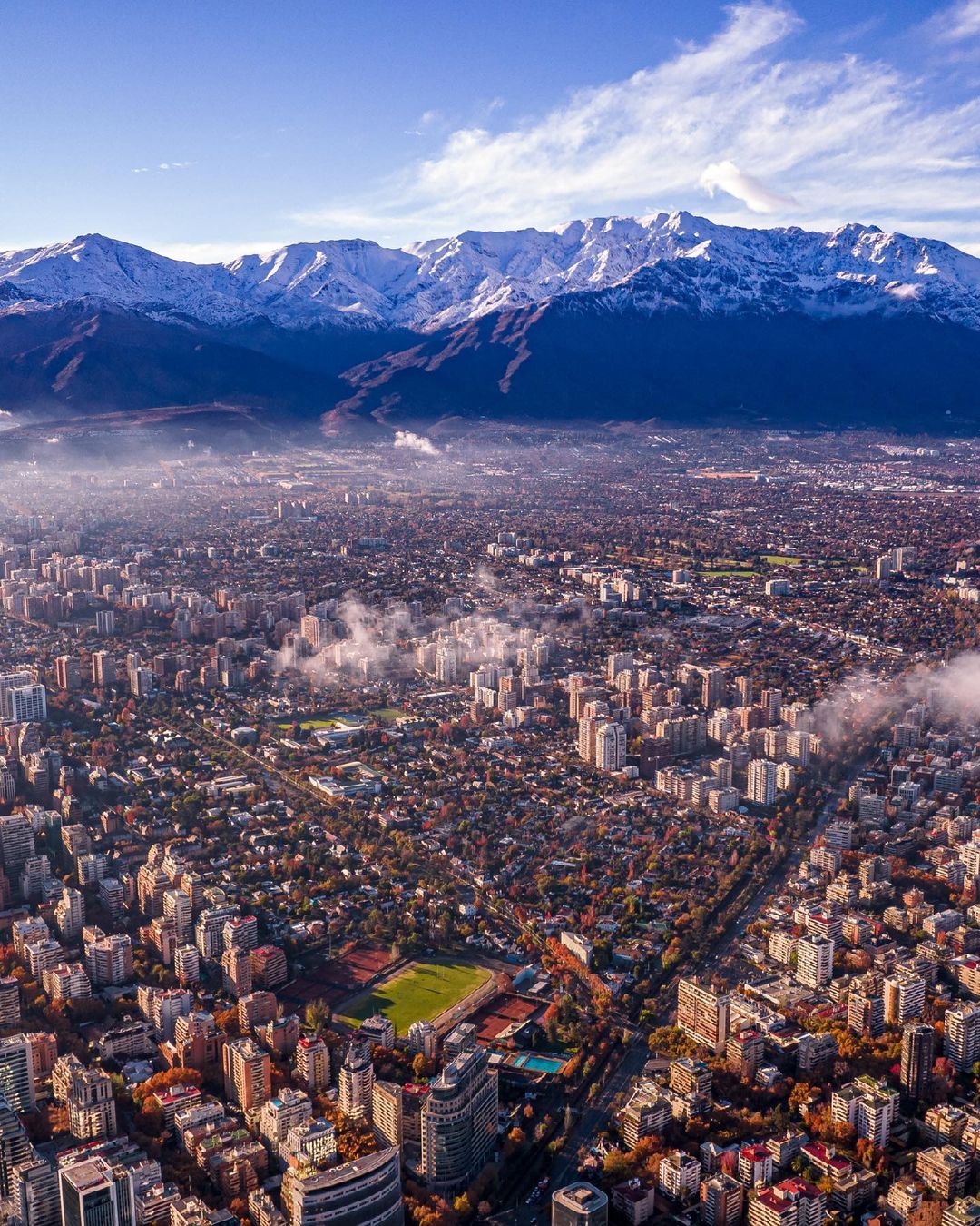 Vista desde las alturas de Santiago con la cordillera nevada al fondo