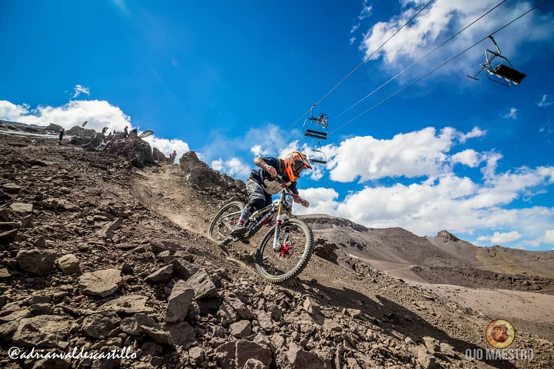 Ciclista fazendo mountain bike em La Parva