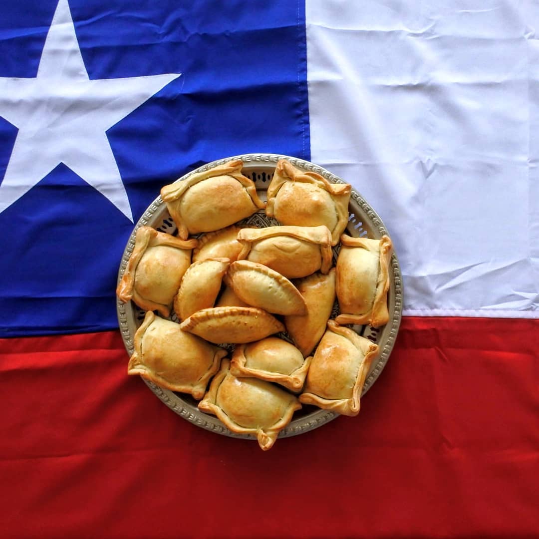 Empanadas no prato com bandeira do Chile