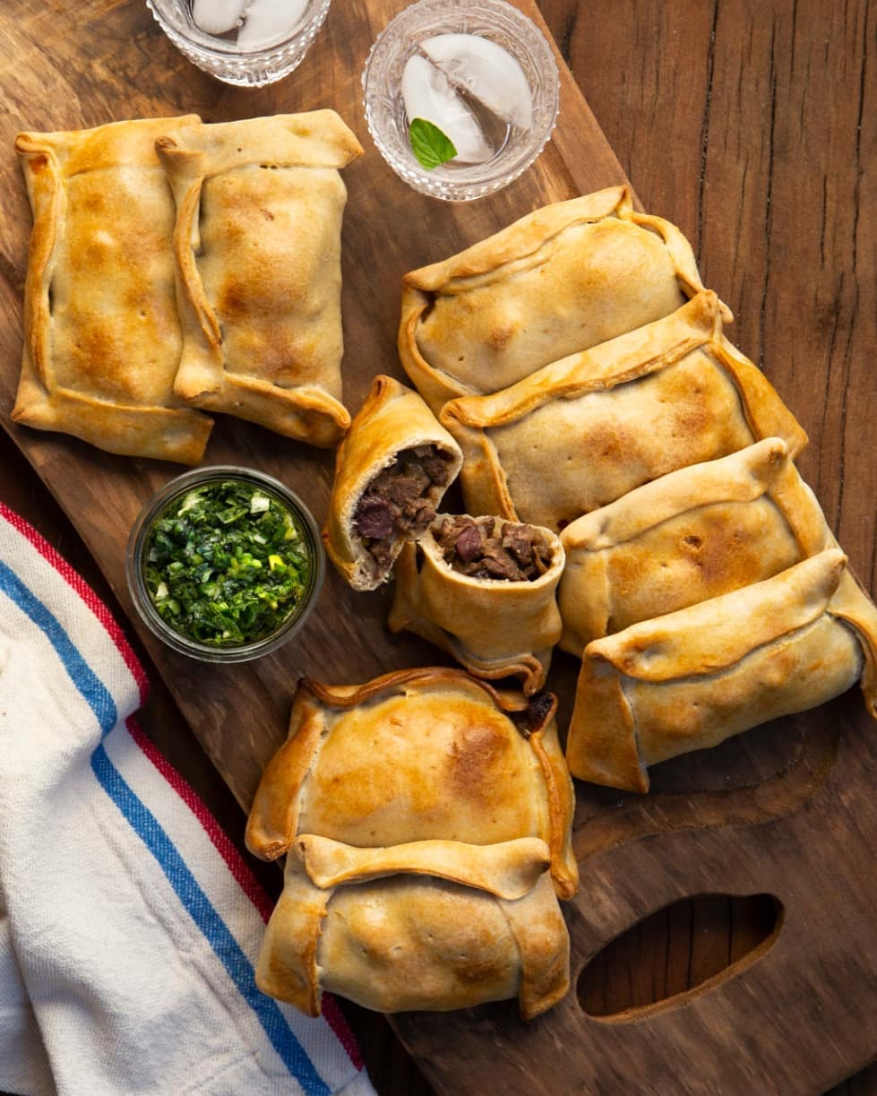 Empanadas com recheio de carne sobre tabua 