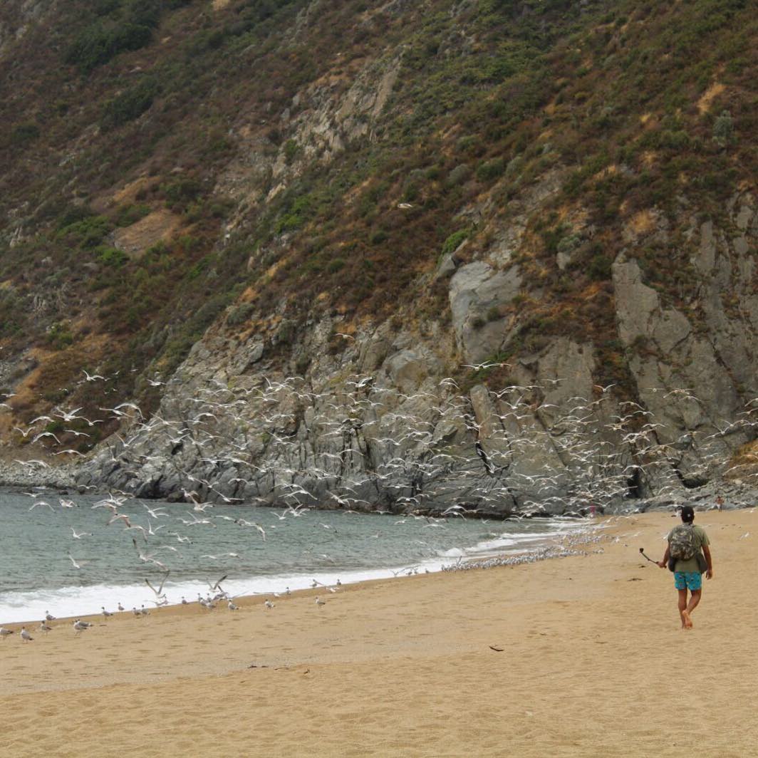 Besucher beim Spaziergang am Strand von Laguna Verde