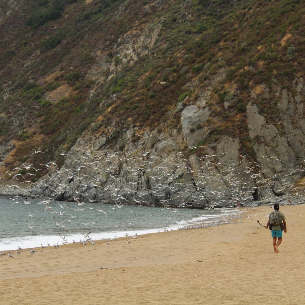 Visitante a caminhar ao longo da praia na Laguna Verde