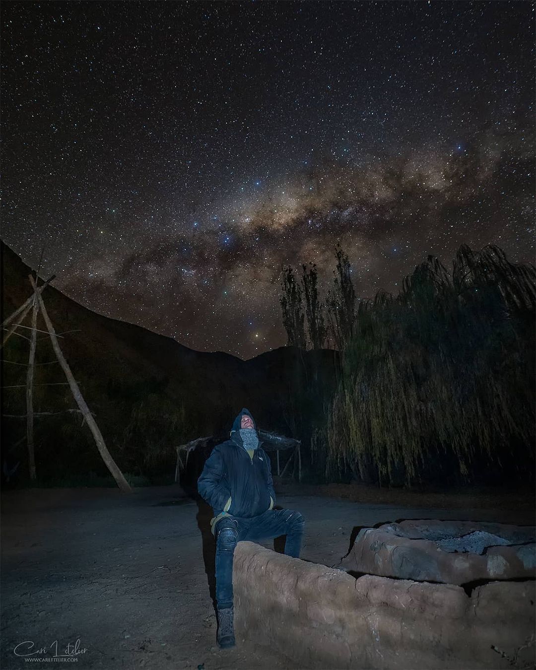 Uomo osservando le stelle nel campeggio Río Mágico, Cochiguaz