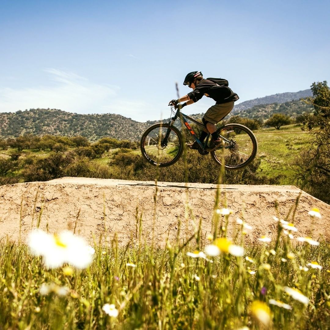 Biker springt mit seinem Fahrrad