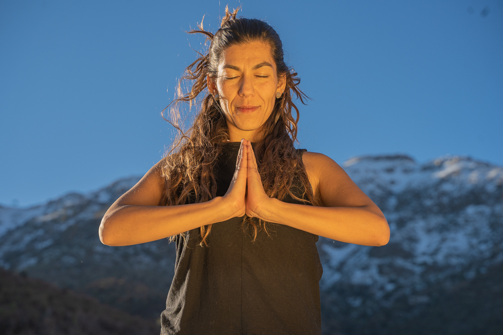 Donna in stato di meditazione ai piedi della Cordigliera delle Ande