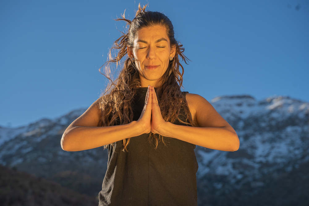 Mulher em estado de meditação ao pé da Cordilheira dos Andes