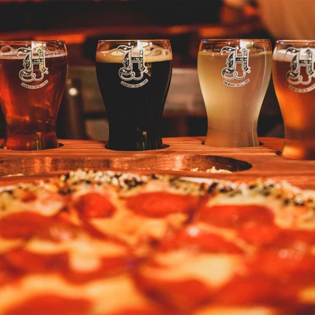 Seis copos com diferentes tipos de cervejas artesanais