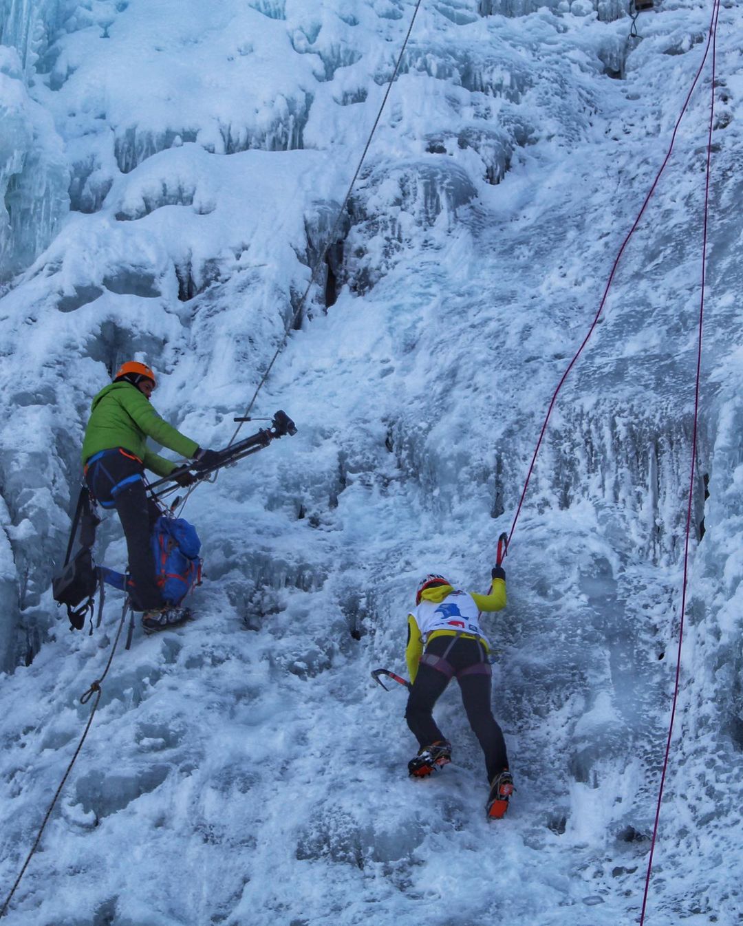 Zwei Sportler beim Klettern an einem Wasserfall aus Eis, Portezuelo Ibañez, Südchile