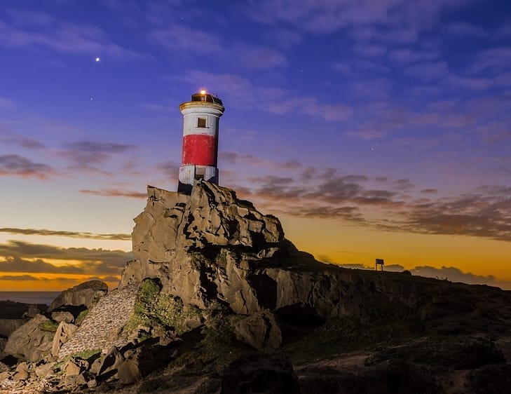 Pôr do sol no farol Isla Mocha