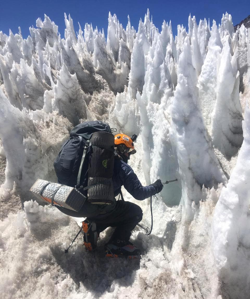 Uomo che traccia un sentiero sul Cerro Marmolejo, Cajón del Maipo, Cile