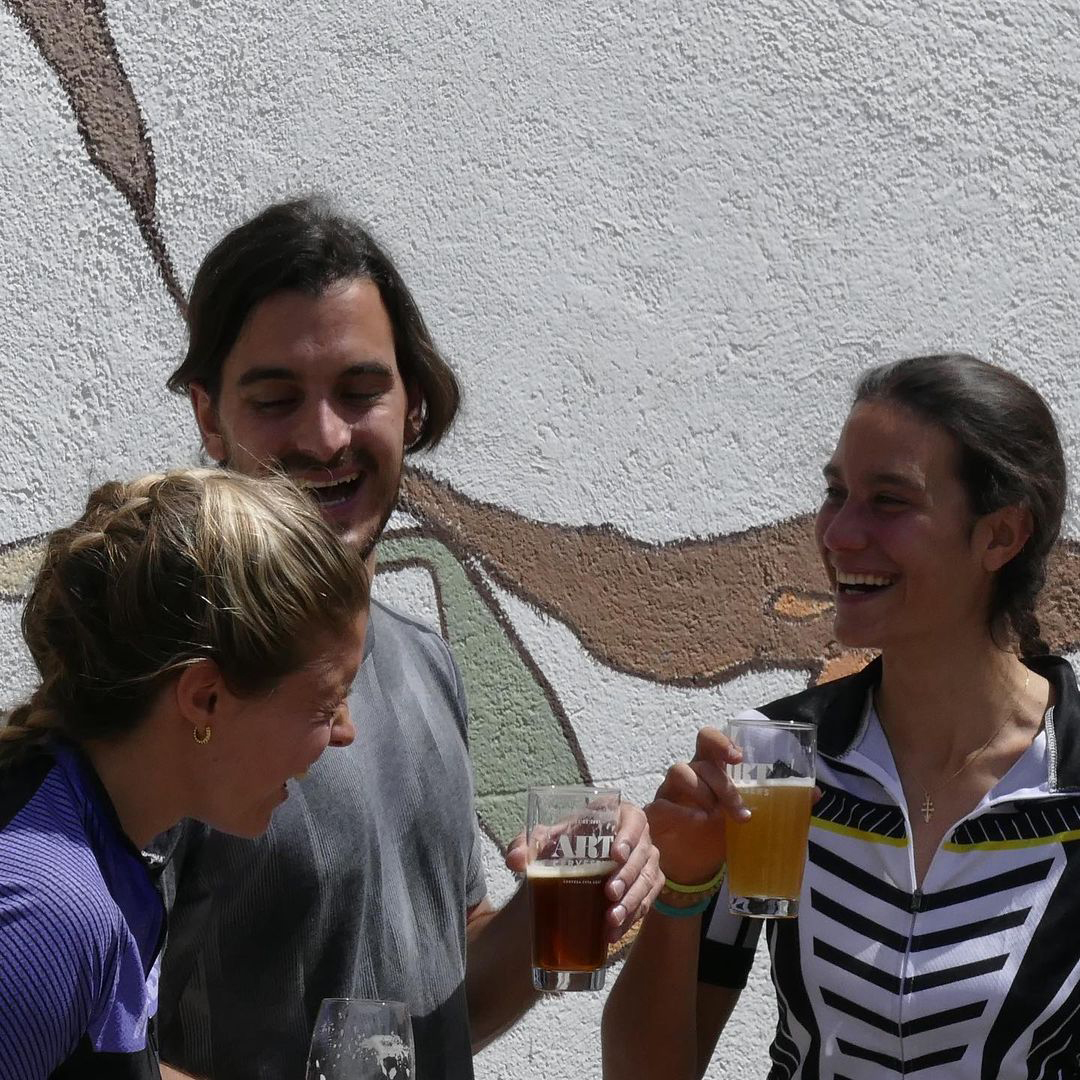 Três amigas brindando com cerveja artesanal