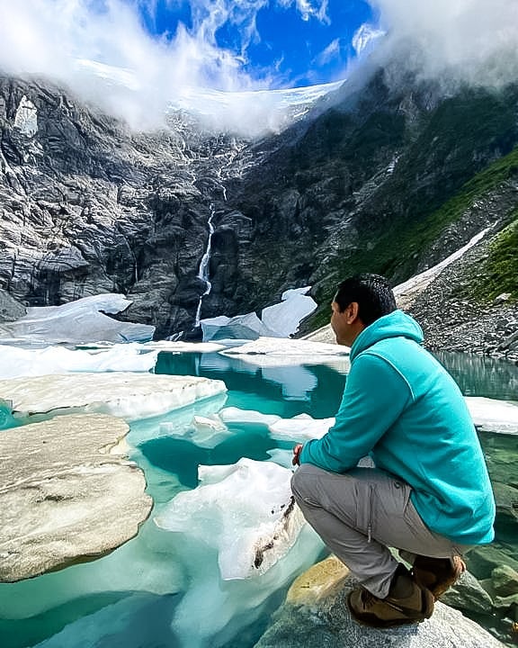 Hombre a los pies del Ventisquero El Colgante y Laguna Los Duendes, Parque Nacional Queulat