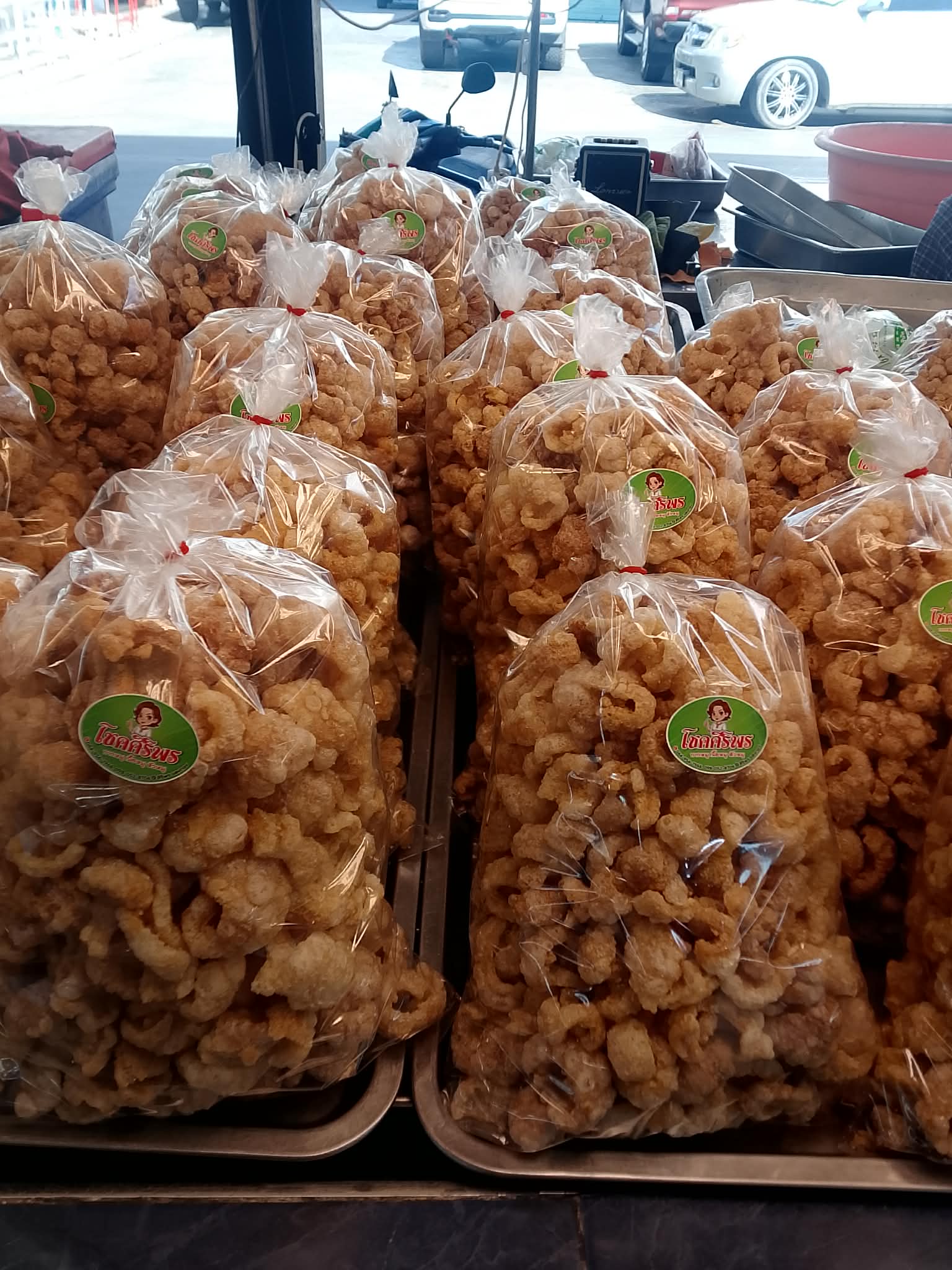 แคบหมูโชคศิริพร ชิ้นหนากรอบอร่อย วางเสิร์ฟบนจาน พร้อมผักตกแต่ง