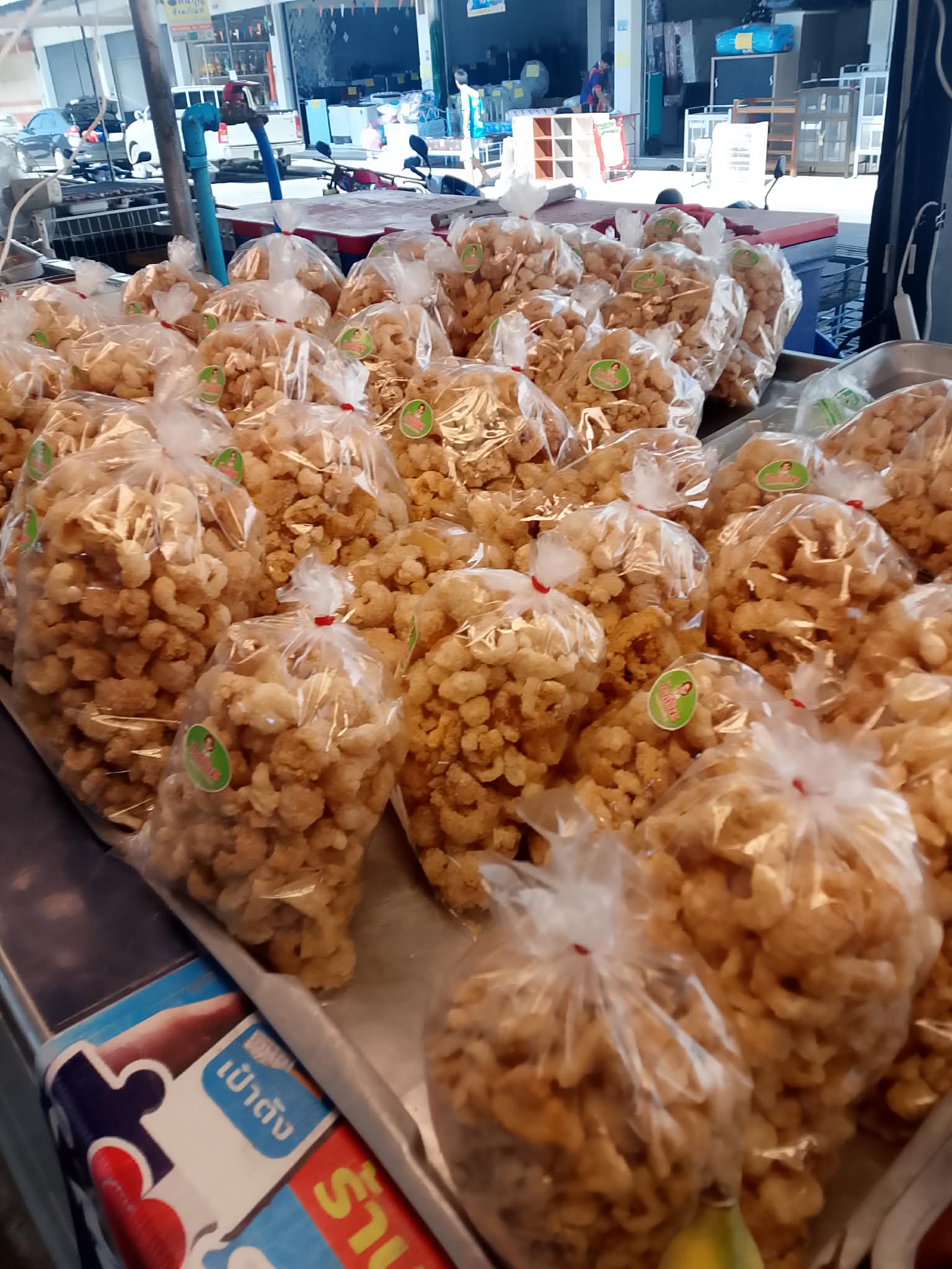 กระบวนการทอดแคบหมูสดใหม่ ในหม้อน้ำมันเดือด พร้อมควันคุ้ย