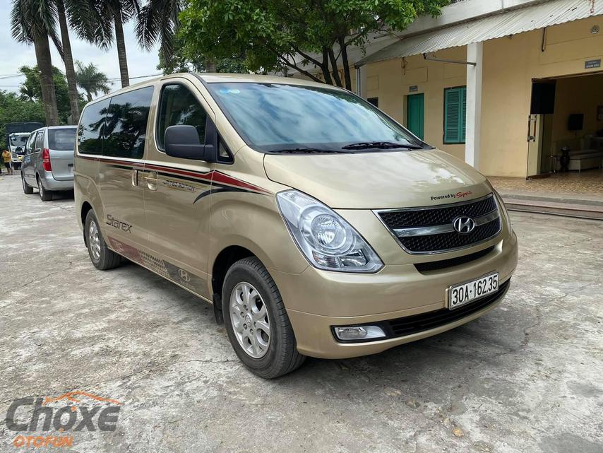  Dungle0 vende una mini furgoneta amarilla HYUNDAI Starex (mini MPV) valorada en millones en Hanoi