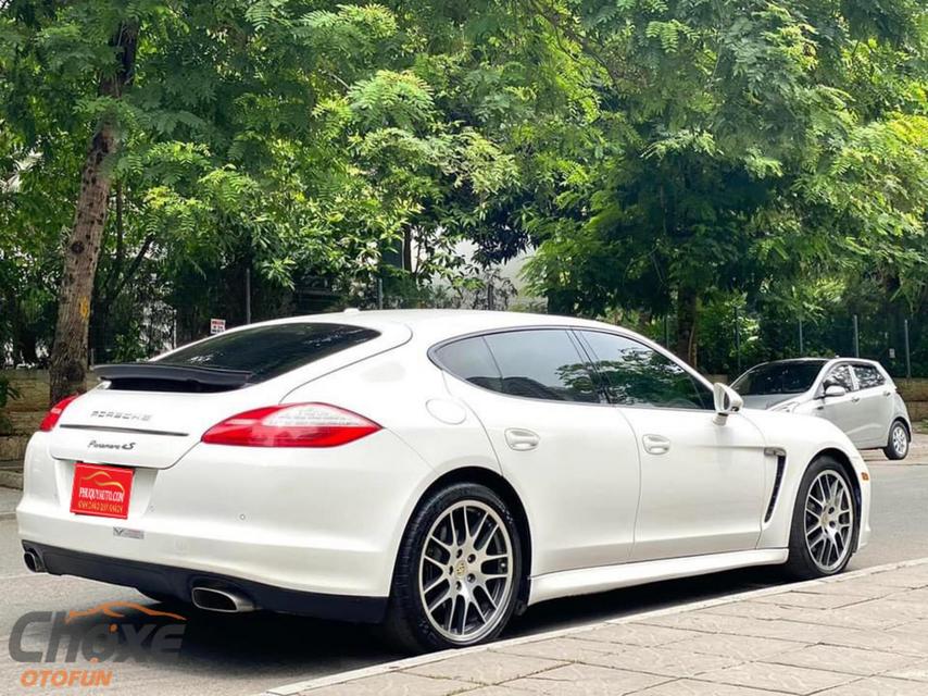 2011 LA 2013 Porsche Panamera GTS Bridges the STurbo Gap