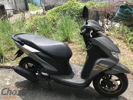 Thiếu nữ Việt khoe vẻ đẹp cá tính bên Yamaha FZS