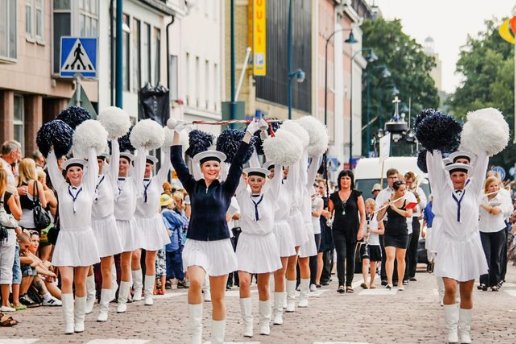 A group of cheerleaders in a parade
AI-generated content may be incorrect.