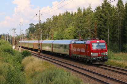 Snälltåget rijdt door de Zweedse bossen.