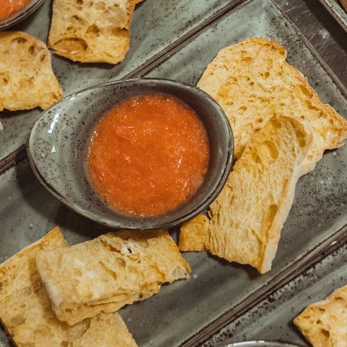 Bread with tomato and garlic