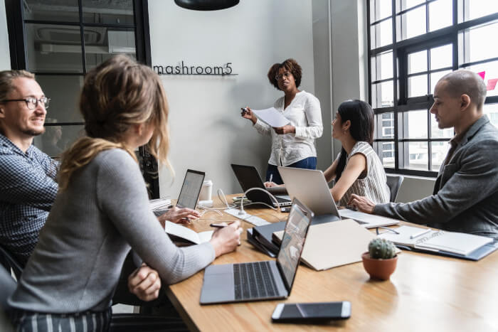 Lehrer, der ein Meeting in einem Brainstorming leitet