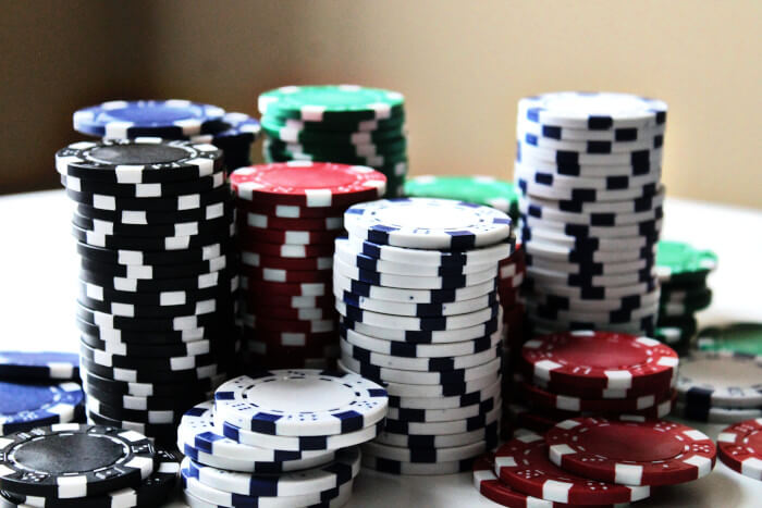 poker chips apilados por color