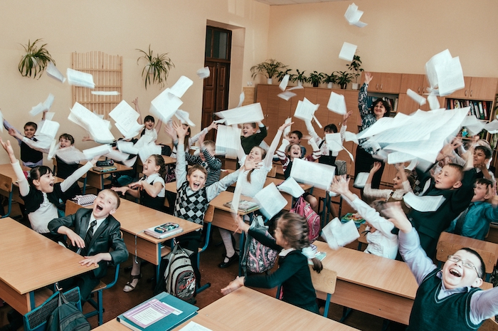 students throw paper