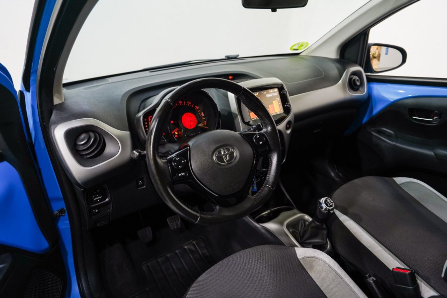 Toyota Aygo Gasolina 1.0 70 x-play 6