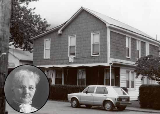 Pratt Boarding House as it appeared before it was demolished in 1997 and removed from the National Register of Historic Places. The Post Office that appears to the left is still in use. 