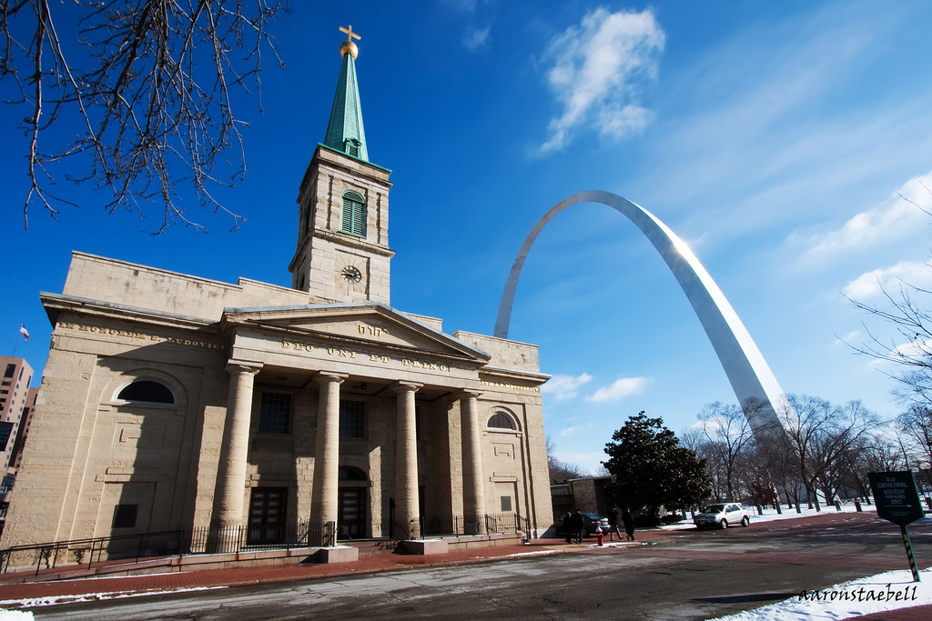 The Old Cathedral today, beside the Gateway Arch. The front of the church has inscriptions in both Latin and Hebrew. Image obtained from Flickr.